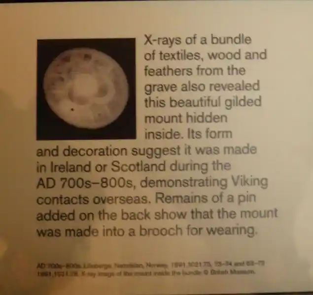 Three-pointed symbol on a gilded mount hidden inside the grave